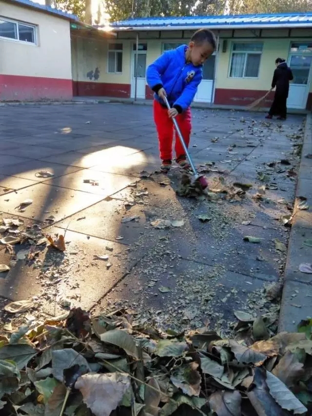 和老师扫落叶！