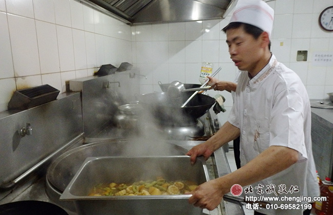 厨房的老师在高温的环境中做出美味的健康素食