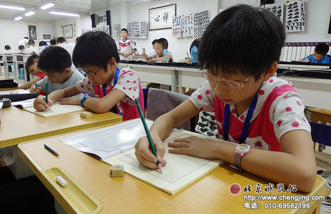 今天刚报到的来在广东的两位双胞胎姐妹，学习硬笔书法
。
今年暑期学员中有两组双胞胎小学员了！
