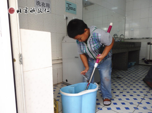 小学员打扫公共区域卫生，习劳知感恩
