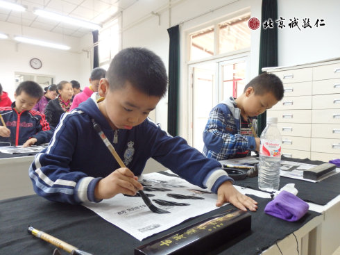 配图：来自湖南的小学员习练书法