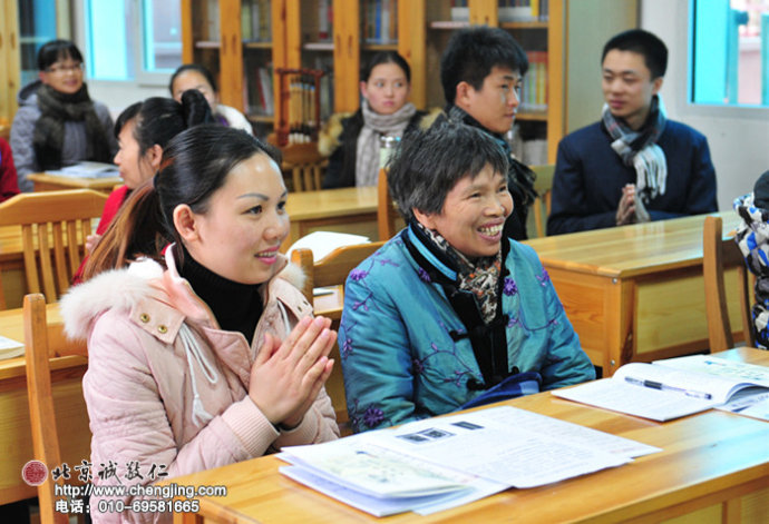 配图：快乐课堂，幸福人生；来自广东的学员露出喜悦的笑容。
