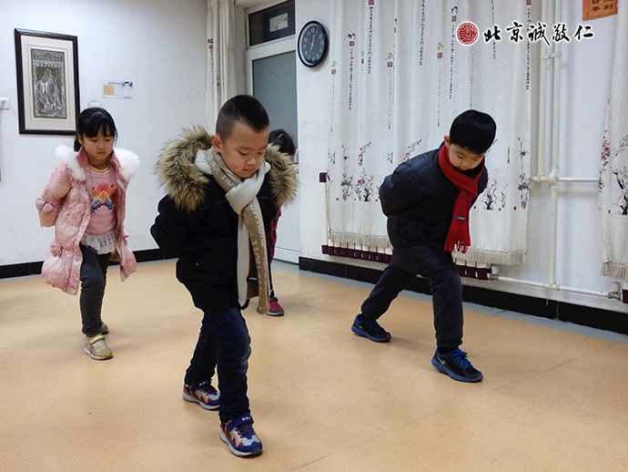 小学员练习「步步禅」